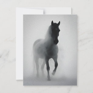 Mysterieus zwart paard komt op uit de mist briefkaart