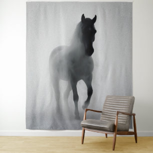 Mysterieus zwart paard komt op uit de mist wandkleed
