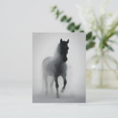 Mysterieus zwart paard uit de mist briefkaart (Staand voorkant)