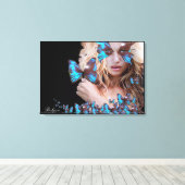 MYSTERIEUZE BEAUTY MET BLAUWE BUTTERFLES CANVAS AFDRUK (Insitu (Houten vloer))