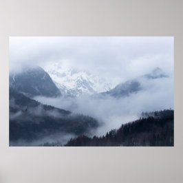Mysterieuze mist die door lagen van bergen rolt poster