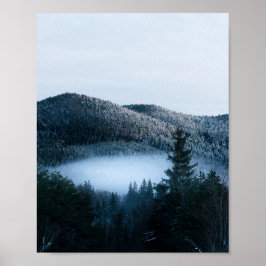 Mysterieuze mist gevangen in winter sparrenbos poster