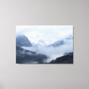 Mysterieuze mist rolt door lagen van heuvels canvas afdruk