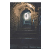 Mysterieuze vrouw die een ondergrondse trap beklim foto afdruk (Voorkant)