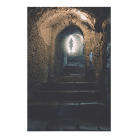 Mysterieuze vrouw die een ondergrondse trap beklim foto afdruk (Voorkant)