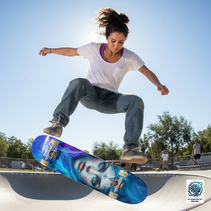 Mysterieuze vrouw die oprijst uit blauwe en paarse persoonlijk skateboard