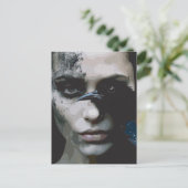 Mysterieuze vrouw met raaf briefkaart (Staand voorkant)