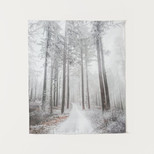 Mysterieuze weg in een bevroren nevelig bos wandkleed (Voorkant)