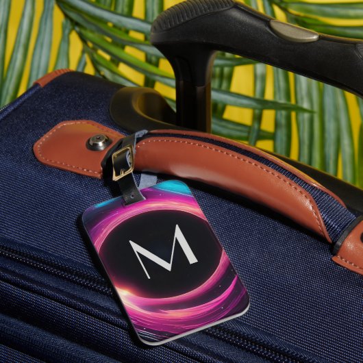 Mysterieuze zwart gat Trifold Wallet met Monogram Bagagelabel (Voorkant Insitu 1)