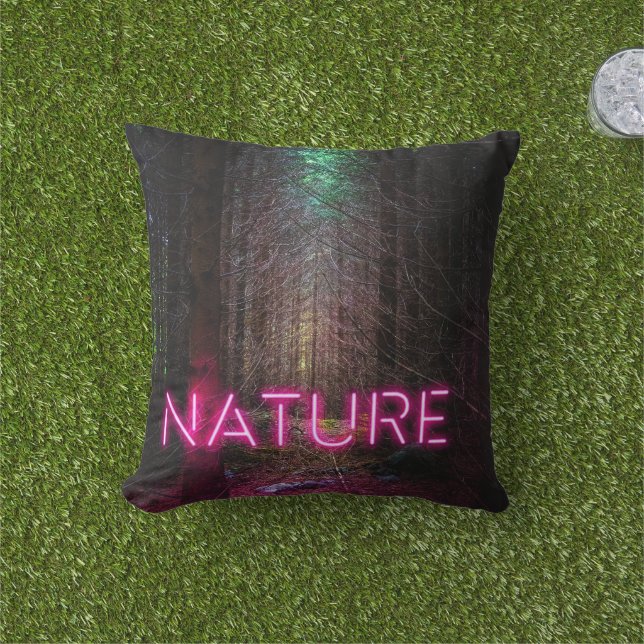 Mysterious spruce forest natuur neon magenta-teken buitenkussen (Gras)