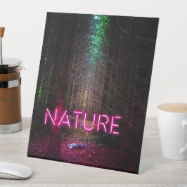 Mysterious spruce forest natuur neon magenta-teken reclamebord met voetstuk