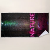 Mysterious spruce forest natuur neon magenta-teken strandlaken (Voorkant)