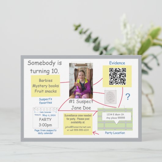 Mystery Crime Solving Evidence Board QR uitnodigin Kaart (Staand voorkant)