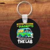 Mystery Machine of Diagnostics Lab Week 2025 T-shi Sleutelhanger (Voorkant)