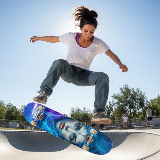 Mystery Woman komt uit de Paarse en blauwe vlammen Persoonlijk Skateboard