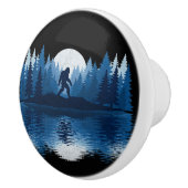 Mystic Blue Forest Bigfoot Moon Silhouette Door Keramische Knop (Rechts)