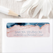 Mystic Branding | Blauwgroen blauw model Blush roz Etiket (Insitu)