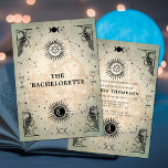 Mystic Tarot Fortune Peacock Bachelorette Party Kaart<br><div class="desc">Een moderne, elegante en chic bachelorette-partij nodigt sjabloon uit met een tarot, een waarzeggerthema, met een oude parkachtergrond, een deco-lijst met pauzes en tarotelementen: de zon, de maan, het ijs, enz. Een leuk tarotbacheloretontwerp voor een moderne bruid. Een mooie keuze voor een leuk feest van palmlezen, fortuin vertellen, horoscoop gamen...</div>