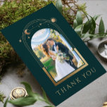 Mystical Green Gold Sun Moon Stars Photo Wedding Bedankkaart<br><div class="desc">Mystical Chic Green Gold Sun Moon Stars Celestial Astronomy Space Photo Wedding Thank You Cards bevat de zon, maan en sterren met een gouden lijst rond uw favoriete afbeelding op een groene achtergrond. Voeg op de achterkant uw aangepaste bedankbericht en een extra afbeelding toe. Personaliseer door de tekst in de...</div>
