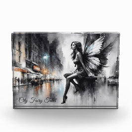 Mystiek gevleugeld meisje zwart-wit urban fotoblokken