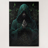 Mystiek Hooded Figuur in Groen Bidden Legpuzzel (Verticaal)