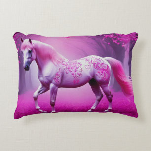 Mystiek roze paard in een fantasiebos accent kussen