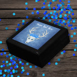 Mystiek wit hertenhoofd blauw ooggewei Rozen Cadeaudoosje<br><div class="desc">Deze houten geschenkdoos voor snuisterijen,  sieraden of cadeau geven heeft een mystieke witte hertenkop met drie  blauwe rozen op zijn hoofd,  samen met grote gewei en blauwe ogen op een mistige blauwe achtergrond. Pas jouw tekst aan met de sjabloon.</div>