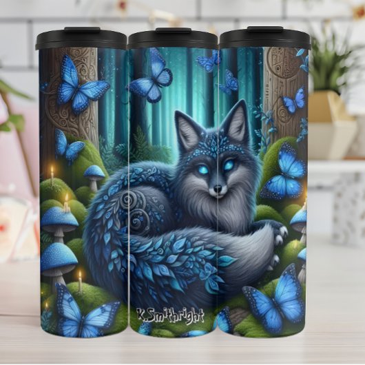 Mystieke blauwe vos in het bos thermosbeker
