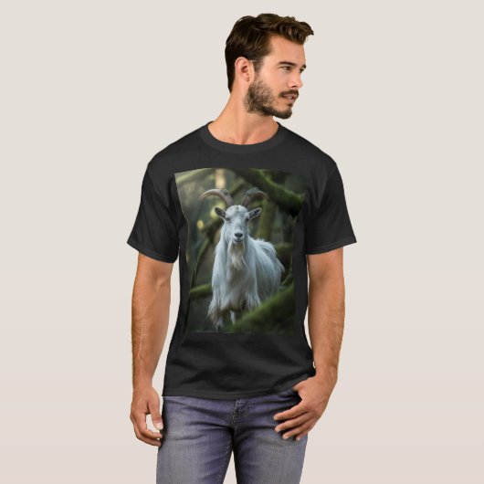 Mystieke boskat tussen mos | Dark Fantasy T-shirt (Voorkant volledig)