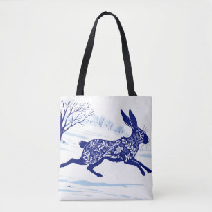 Mystieke haas: grillige haas in de sneeuw tote bag