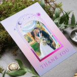 Mystieke Lavendel Roze Zon Maan Ster Foto Bruiloft Bedankkaart<br><div class="desc">Mystical Chic Sunset Pink Sun Moon Stars Celestial Astronomy Space Photo Wedding Thank You Cards bevat de zon, maan en sterren met een roze en paarse lijst rondom uw favoriete afbeelding op een pastelstrand zonsondergang achtergrond. Voeg op de achterkant uw aangepaste bedankbericht en een extra afbeelding toe. Personaliseer door de...</div>