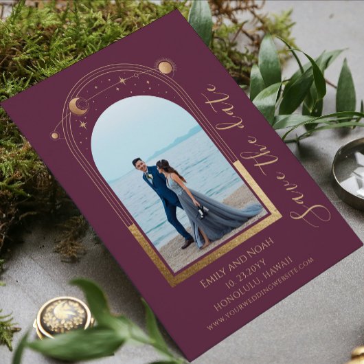 Mystieke pruim gouden hemelse trouwfoto save the date