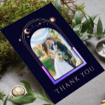 Mystieke Regenboog Blauwe Zon Maan Ster Foto Bruil Bedankkaart<br><div class="desc">Mystical Chic Rainbow Dark Navy Blue Sun Moon Stars Celestial Astronomy Space Photo Wedding Thank You Cards bevat de zon, maan en sterren in een regenboogkleurige lijst rond uw favoriete afbeelding op een donkerblauwe achtergrond. Voeg op de achterkant uw aangepaste bedankbericht en een extra afbeelding toe. Personaliseer door de tekst...</div>