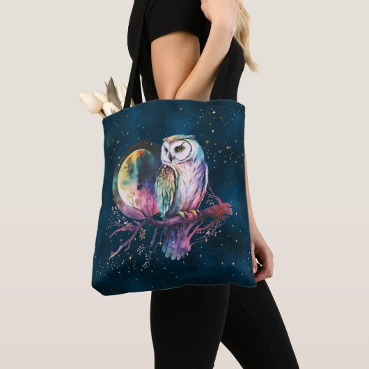 Mystieke Regenboog Uil en Volle Maan Celestial Tote Bag (Dichtbij)