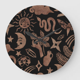 Mystieke symbolen: slang, zon, maan. grote klok