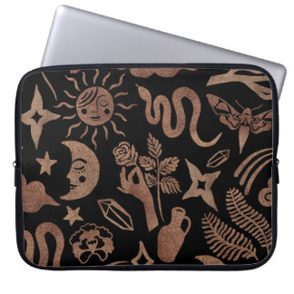 Mystieke symbolen: slang, zon, maan. laptop sleeve