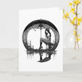 Mystieke Vrouw die op de Maan zit te denken over Kaart (Gele Bloem)