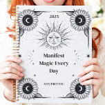 Mystieke zon en maan aangepaste naam manifestatie planner<br><div class="desc">Dit magische ontwerp is voorzien van ingewikkelde hemelse elementen, waaronder de zon, maan en sterren, gecombineerd met gedetailleerde illustraties van zonnebloemen in een klassiek zwart-wit palet. De krachtige uitdrukking "Manifest Magic Every Day" voegt inspiratie en intentie toe aan uw dagelijkse organisatie. Gepersonaliseerd met een aangepaste naam en jaar, is dit...</div>