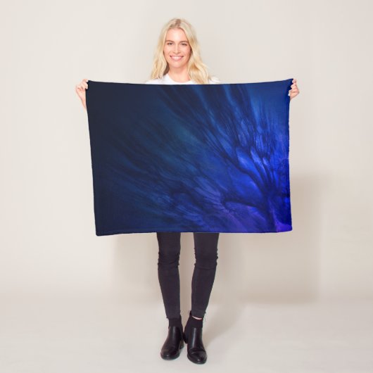 Mystische vleugels met diepblauwe veren fleece deken (In situ)