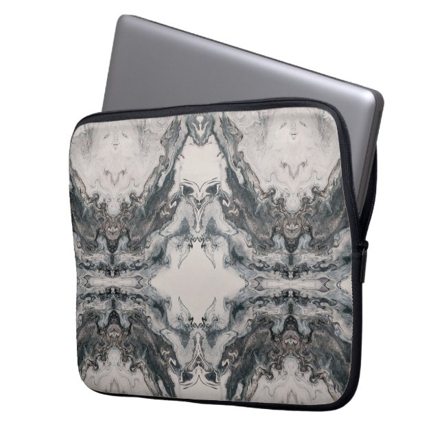 Myth Born of Stone – Symmetric Darkscape Laptop Sleeve (Voorkant Links)