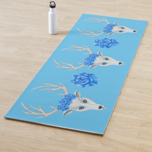 Mythical White Deer Head Antlers Rozen op blauw Yogamat (In situ)