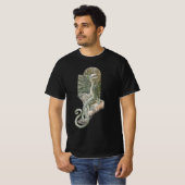Mythische hagedisdraak op rotsen, vintage mytholog t-shirt (Voorkant volledig)