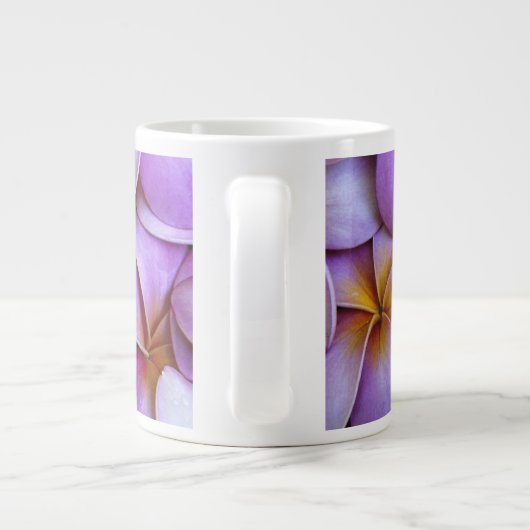 N.A., Verenigde Staten, Maui, Hawaii. Roze Plumeri Grote Koffiekop (Achterkant)