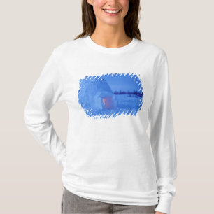 NA, Canada, Manitoba, Churchill. Arctische iglo T-shirt