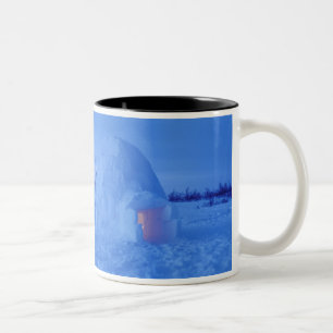 NA, Canada, Manitoba, Churchill. Arctische iglo Tweekleurige Koffiemok
