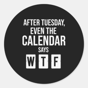 Na dinsdag zegt zelfs de kalender Wtf Funny Star Ronde Sticker