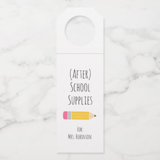 Na schooltijd levert leerkracht cadeau flessenhanger (Voorkant)