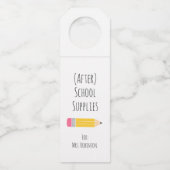 Na schooltijd levert leerkracht cadeau flessenhanger (Achterkant)