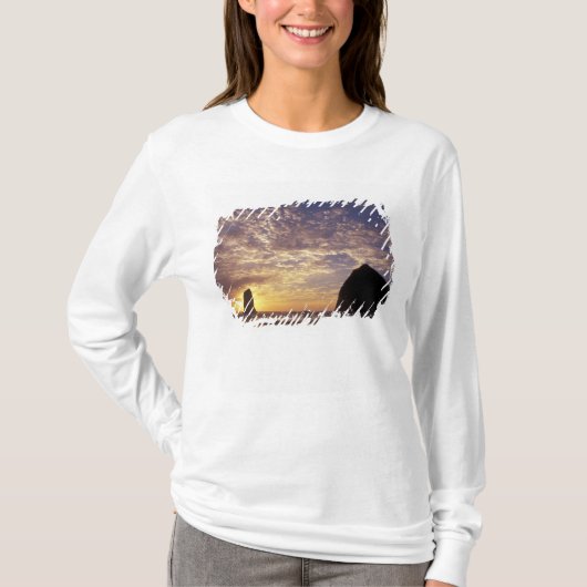 NA, USA, Oregon, Oregon Coast, Canon Beach with T-shirt (Voorkant)
