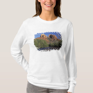 NA, VS, Arizona, Sedona. Cathedral Rock en Oak T-shirt